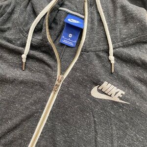 Women’s lightweight zip up